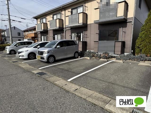 メゾン・ド・ルミエールＡ 駐車場