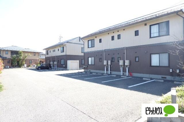 ルミエールひがのＡ 駐車場
