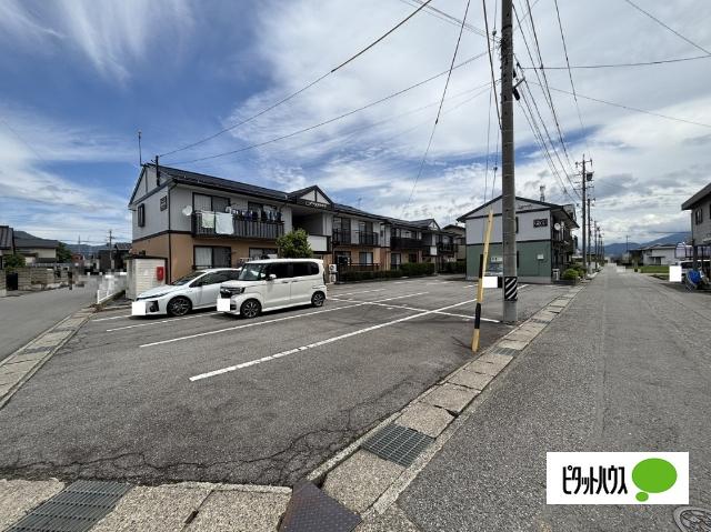 フローレス稲里　Ｅ棟 駐車場