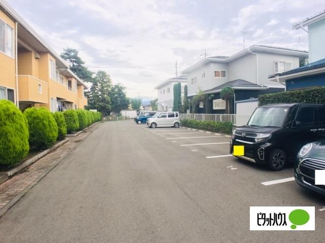 ラプラスゆうW 駐車場