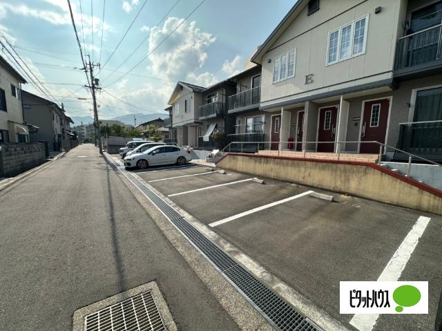 クレドール三輪　Ｅ棟 駐車場