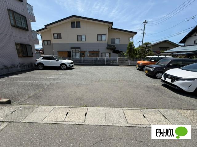 コンフォルト三輪 駐車場