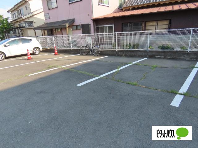 レウニール宮前 駐車場