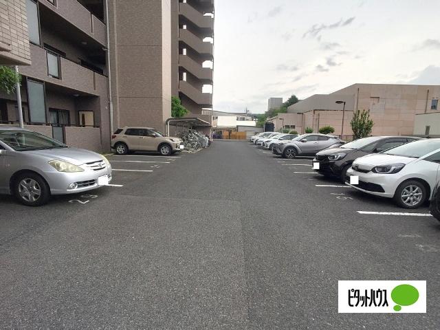 サーパス若里 駐車場