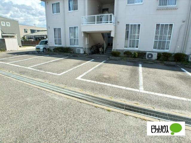 サンパレスオーシモＮ 駐車場