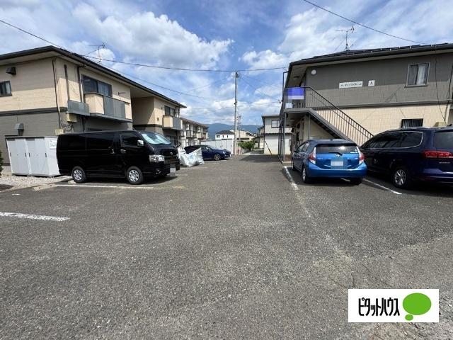 ディアスぐれーぷＢ 駐車場