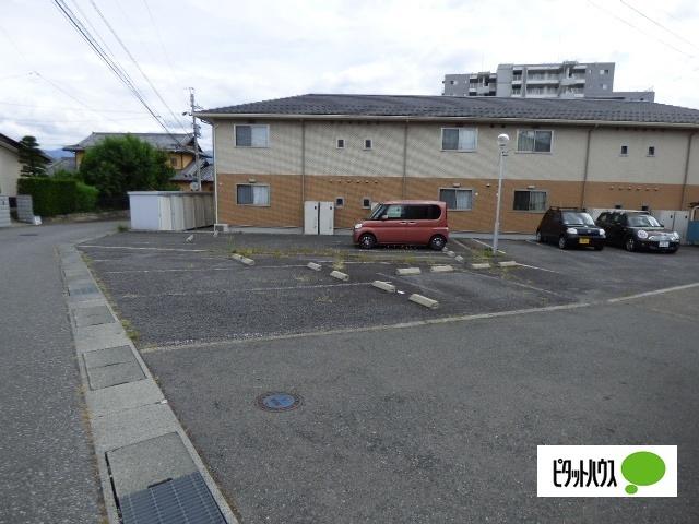 ヴィラ桜ヶ岡 駐車場