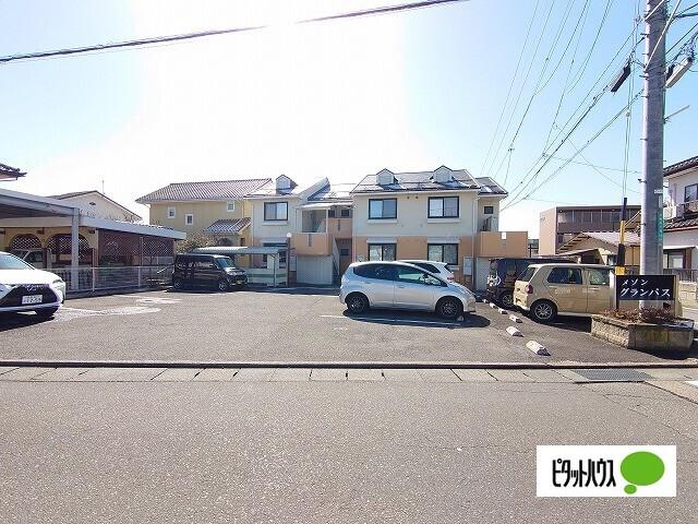 メゾングランパス 駐車場