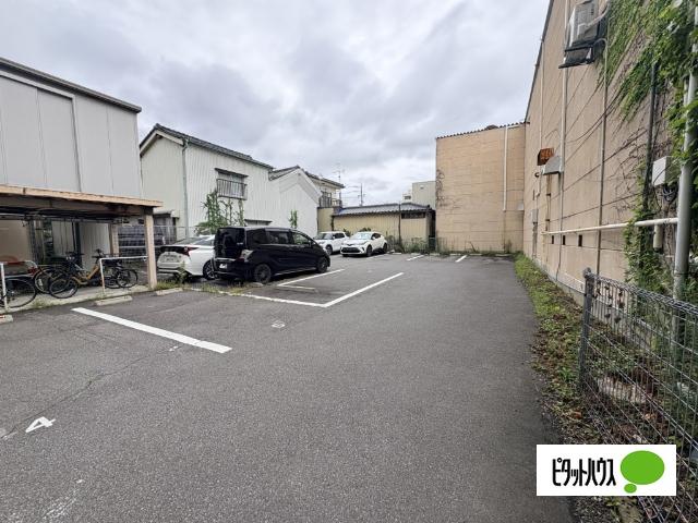 モアグレース16 駐車場
