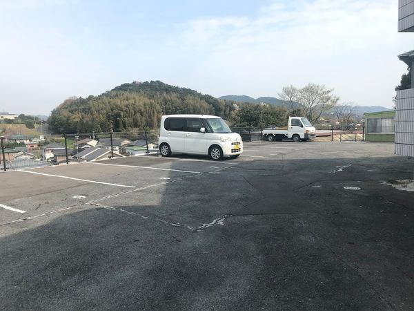 サンフレッチェ虹ヶ丘（303） 駐車場
