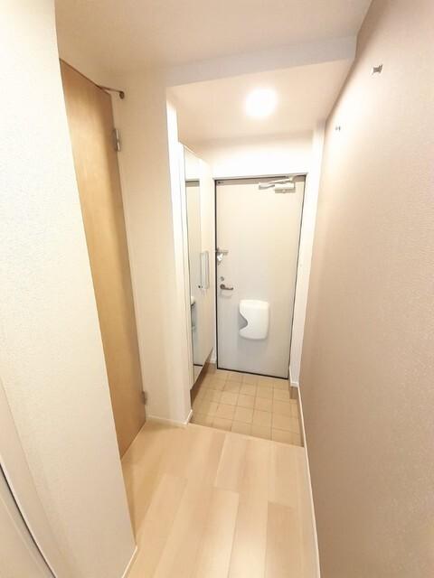 ラーゴム　Ａ（102） 玄関