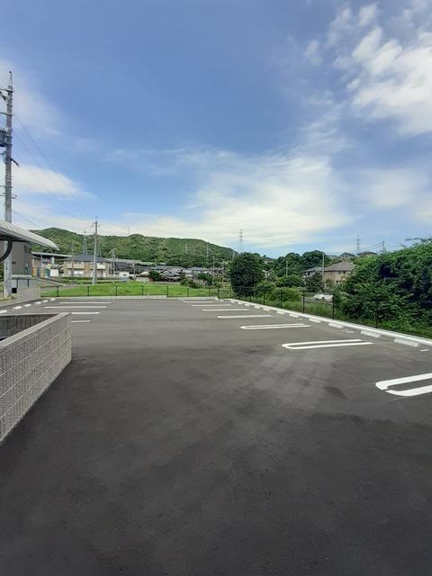 ラーゴム　Ａ（102） 駐車場