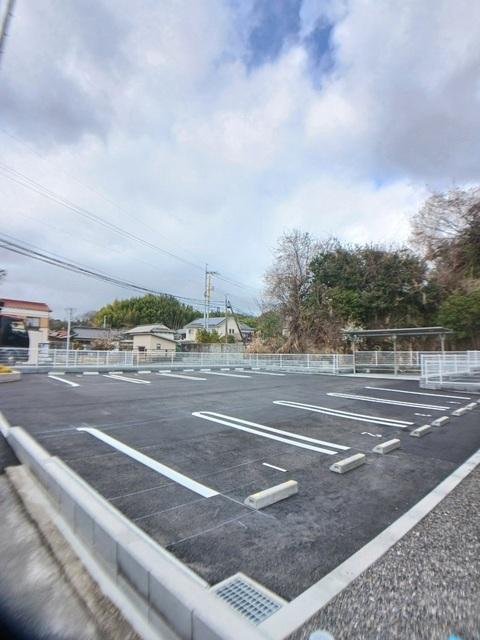 ファミリエ（201） 駐車場