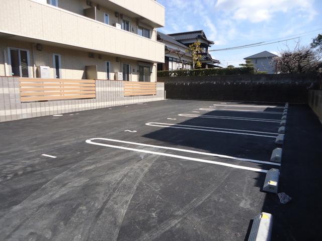 ルミエールみつい（302） 駐車場