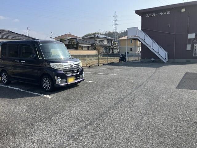 コンフレール末武（102） 駐車場