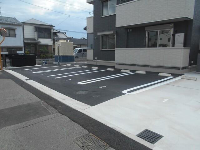 リヴェール中村（301） 駐車場