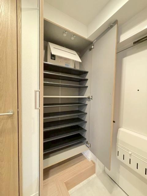 東急ドエルアルス鶯谷（608） 玄関