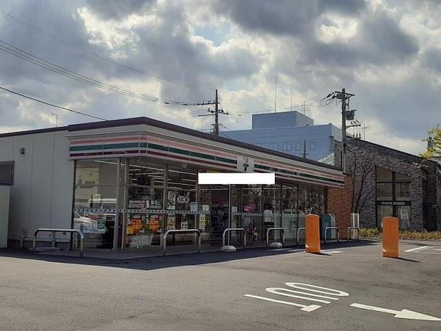 セブンイレブン：700m