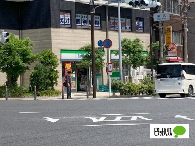 ファミリーマート黄金町駅北店：308m