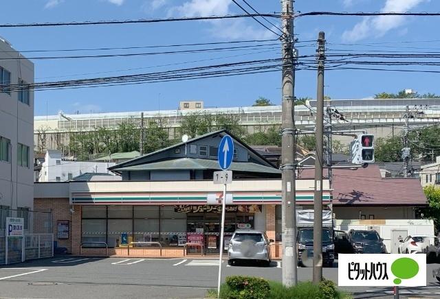 セブンイレブン横浜永田東3丁目店：220m