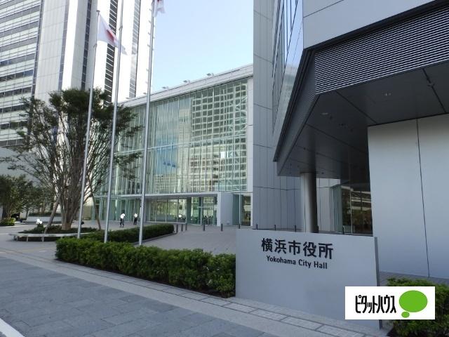 横浜市役所：1075m