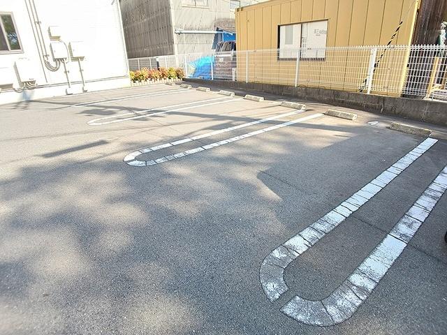 ソリッソ三条（102） 駐車場