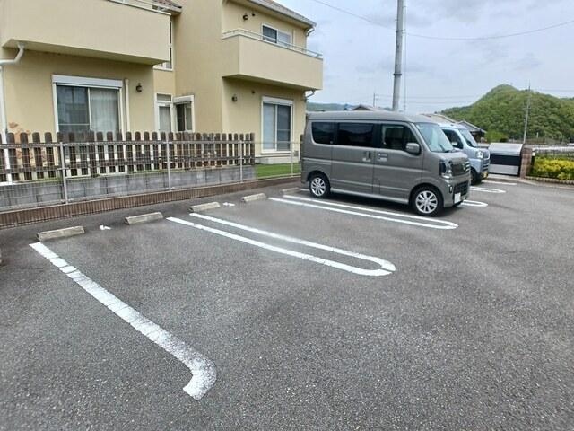 ラウト（103） 駐車場