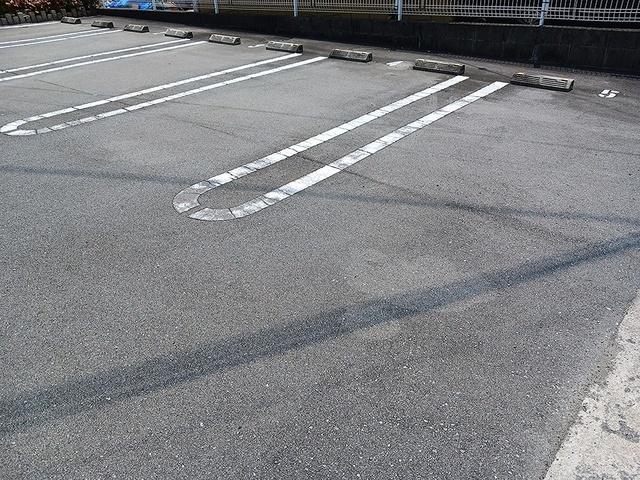 ソリッソ三条（101） 駐車場