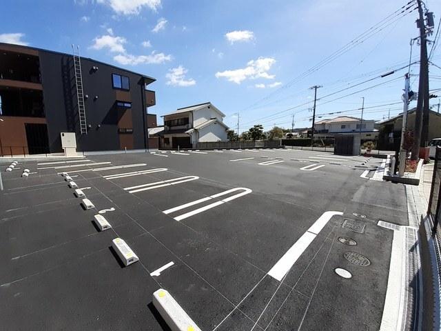 アリュール（203） 駐車場