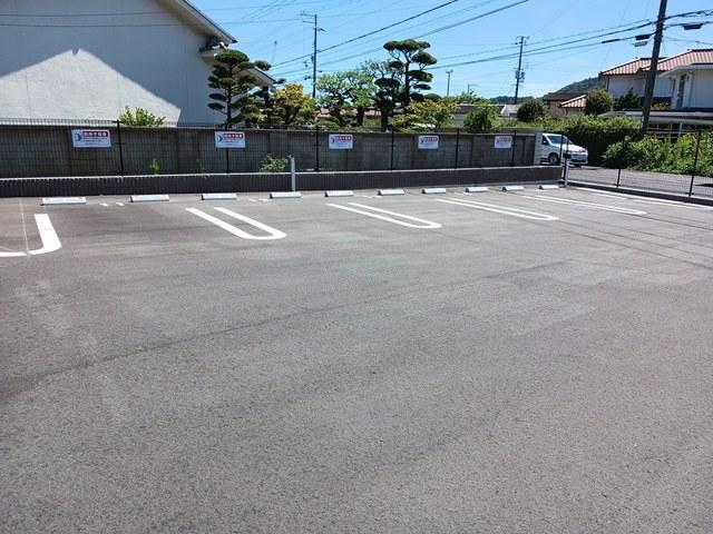アリュール（201） 駐車場