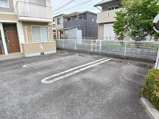 サン・フロール（201） 駐車場