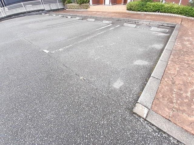 メゾンエレメンツＳ（105） 駐車場