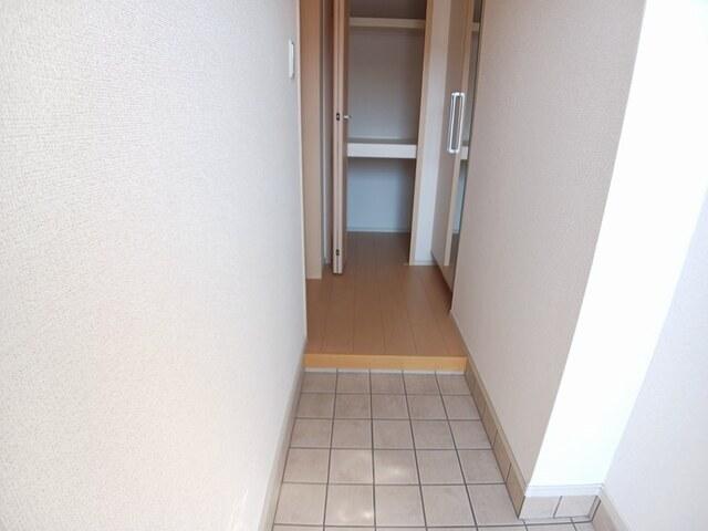 ホワイトローズ（101） 玄関
