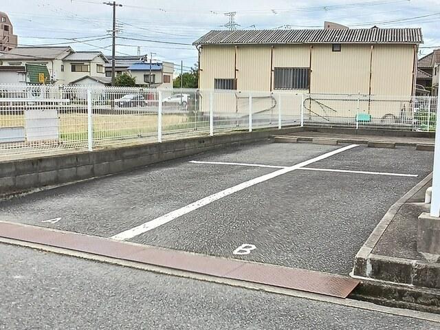 ファミールＦ（102） 駐車場