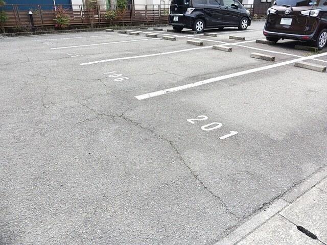 サンファミール西庄（201） 駐車場