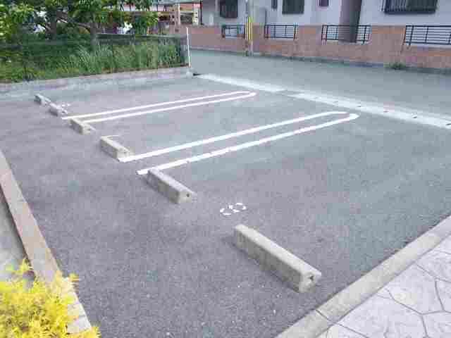 エリタージュＡ（203） 駐車場