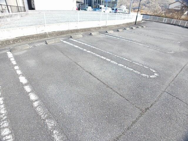 グランドゥールＢ（102） 駐車場