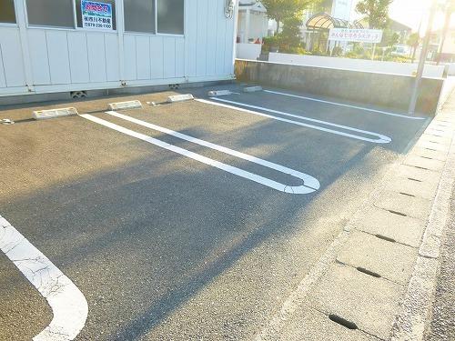 メゾンセレーノ（203） 駐車場