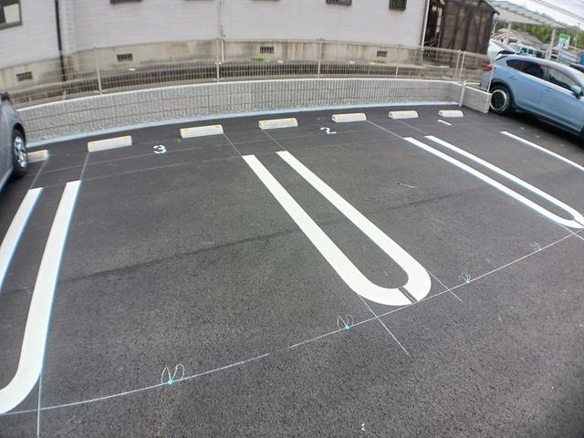 グラムス　レビン（106） 駐車場