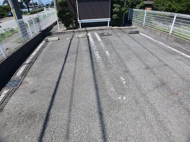 メゾンドエトワール（102） 駐車場
