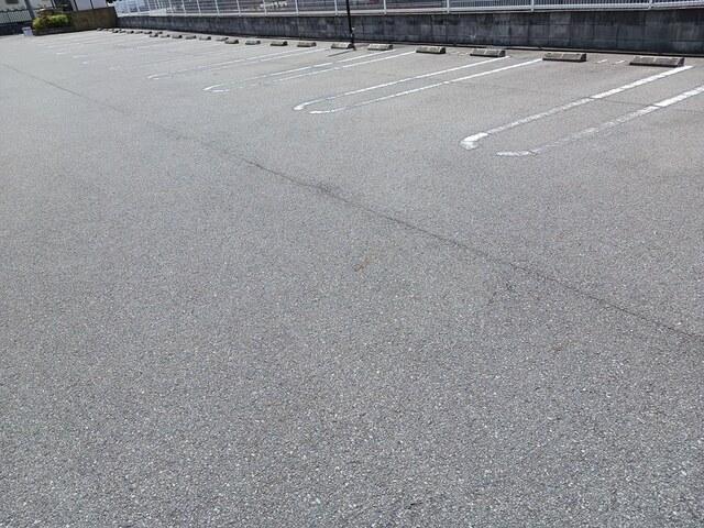 エレガントリヴ（104） 駐車場