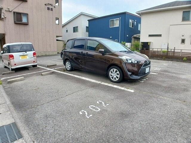 サンファミール西庄（202） 駐車場