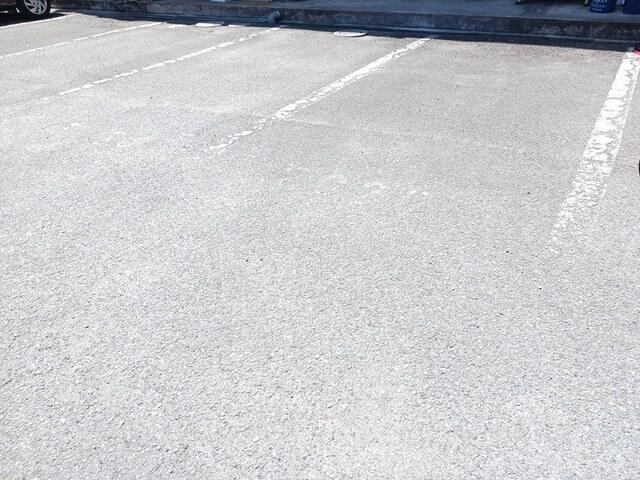 レジデンス英賀保（301） 駐車場