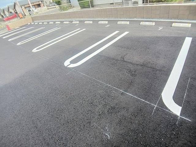 プリムローズ平松（105） 駐車場