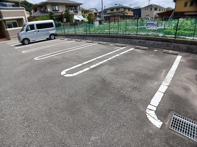 ジュネス青山（104） 駐車場