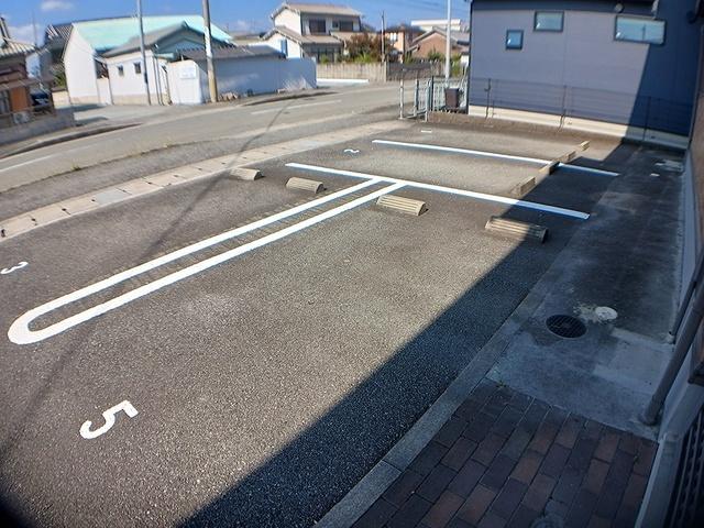 マイルストーンズ（101） 駐車場