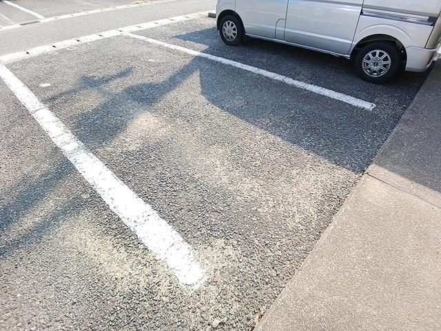 ドミール三喜（203） 駐車場