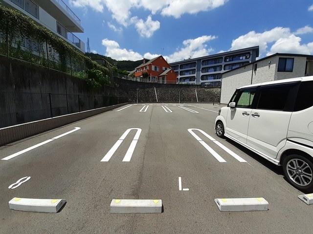 ヴィラ　ドゥ　グレーヌ梅ケ谷Ｄ（101） 駐車場