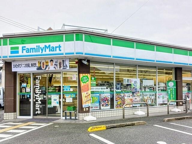 ファミリーマート：180m