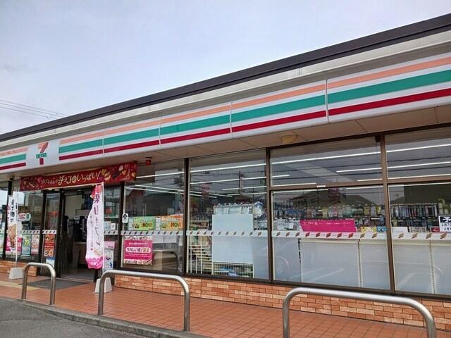 セブンイレブン：700m